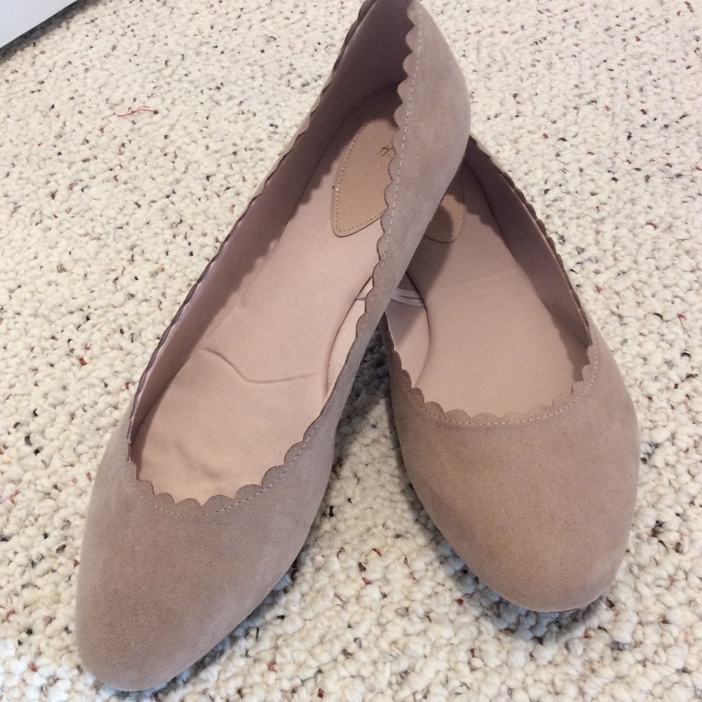 NWOT H&M suede scalloped edge ballet flats.